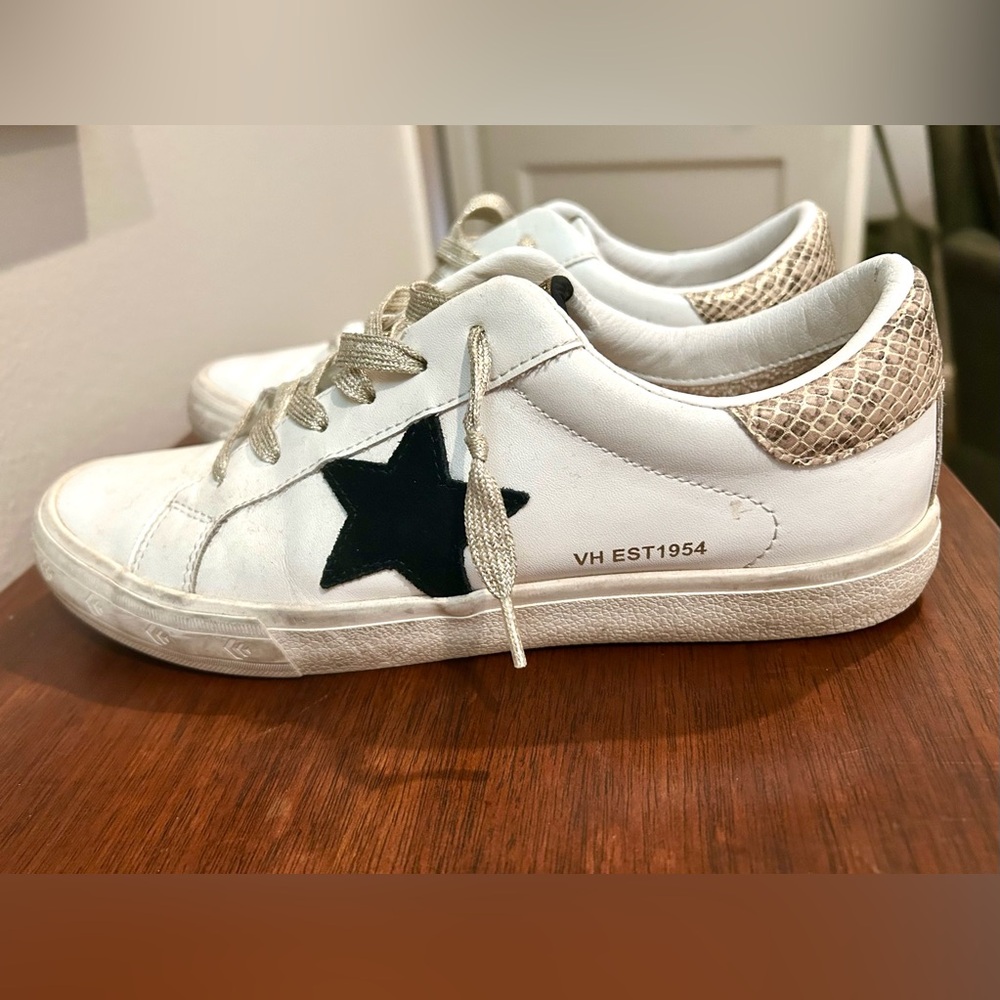 White and Black Sneakers with Distressed Look and Textured Heel